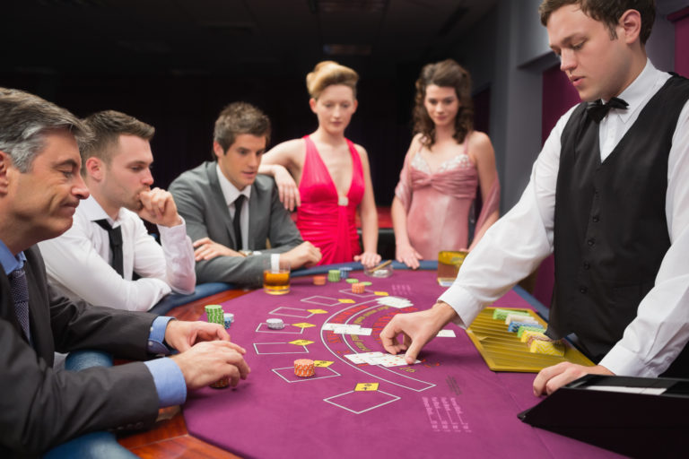 Kedy je lepšie hrať blackjack pri plnom stole?