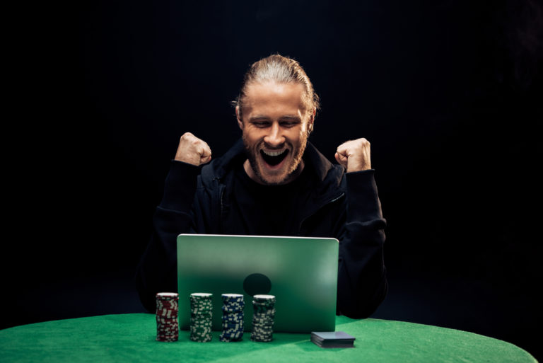 Začiatočnícke šťastie? Prvý poker, za dolár vyhral milión!