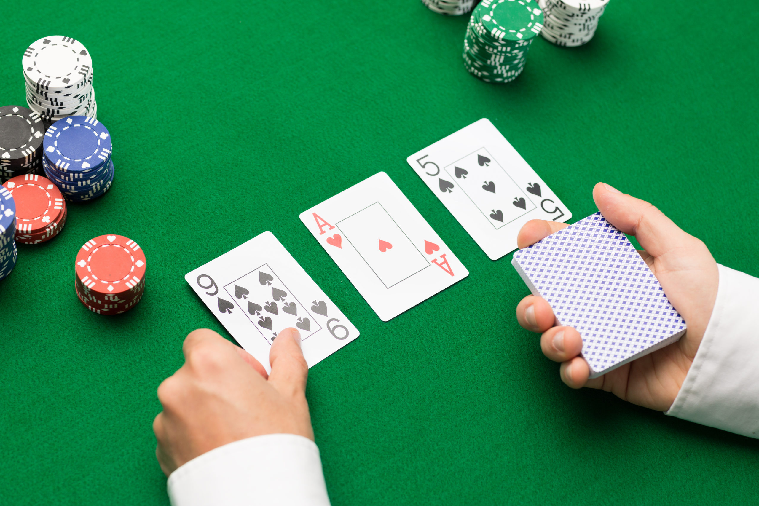 Blackjack: Ako počet balíčkov kariet ovplyvňuje hru?