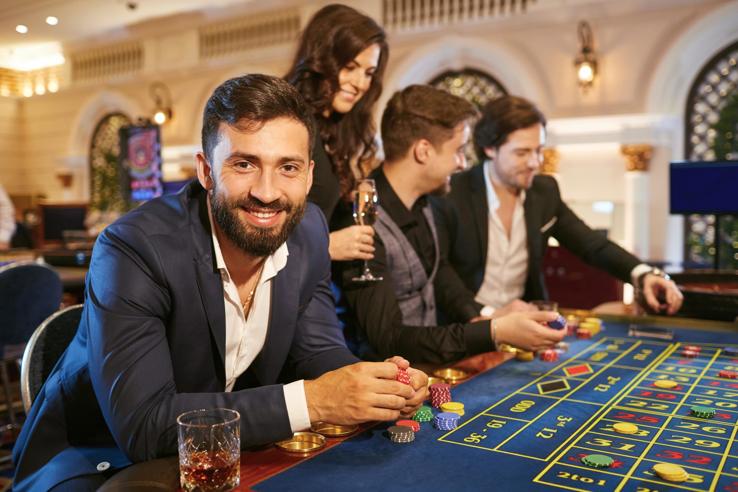 Ako alkohol škodí výsledkom v hazarde a tipy, ak plánujete piť aj hrať