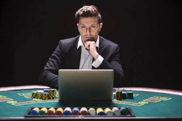 Online kurzy počítania kariet v blackjacku: Výhody a nevýhody