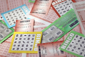 Číselné lotérie verzus stieracie žreby: Čo je pre hráča lepšie?