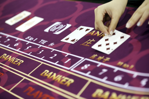 Baccarat a 3 hlavné typy tejto hry, rozdiely medzi nimi